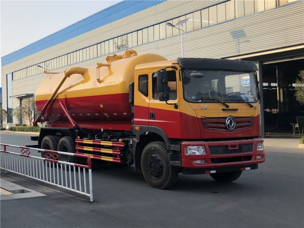 东风T5（18方）后八轮吸污车